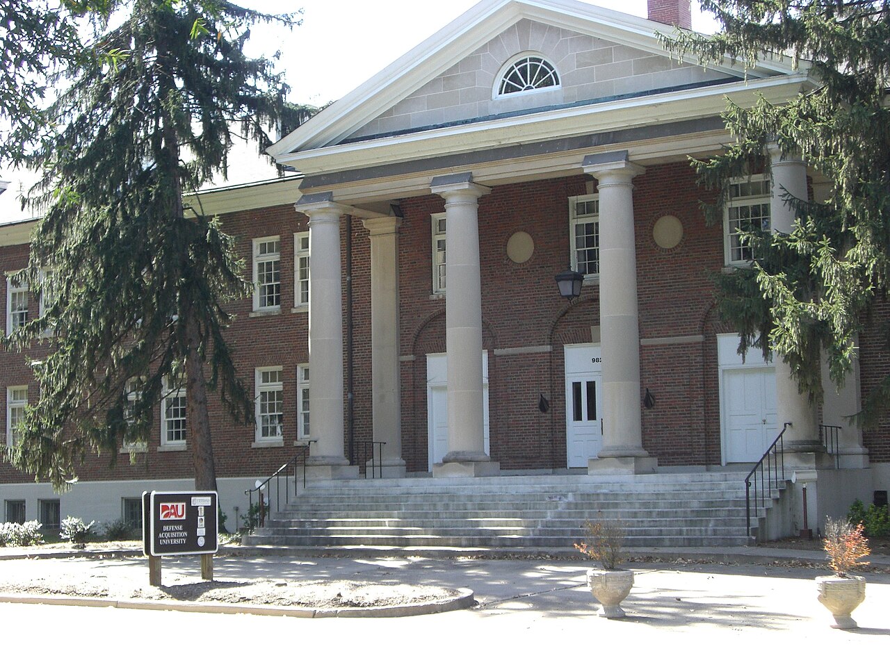 Defense Acquisition University at Fort Belvoir (2009).