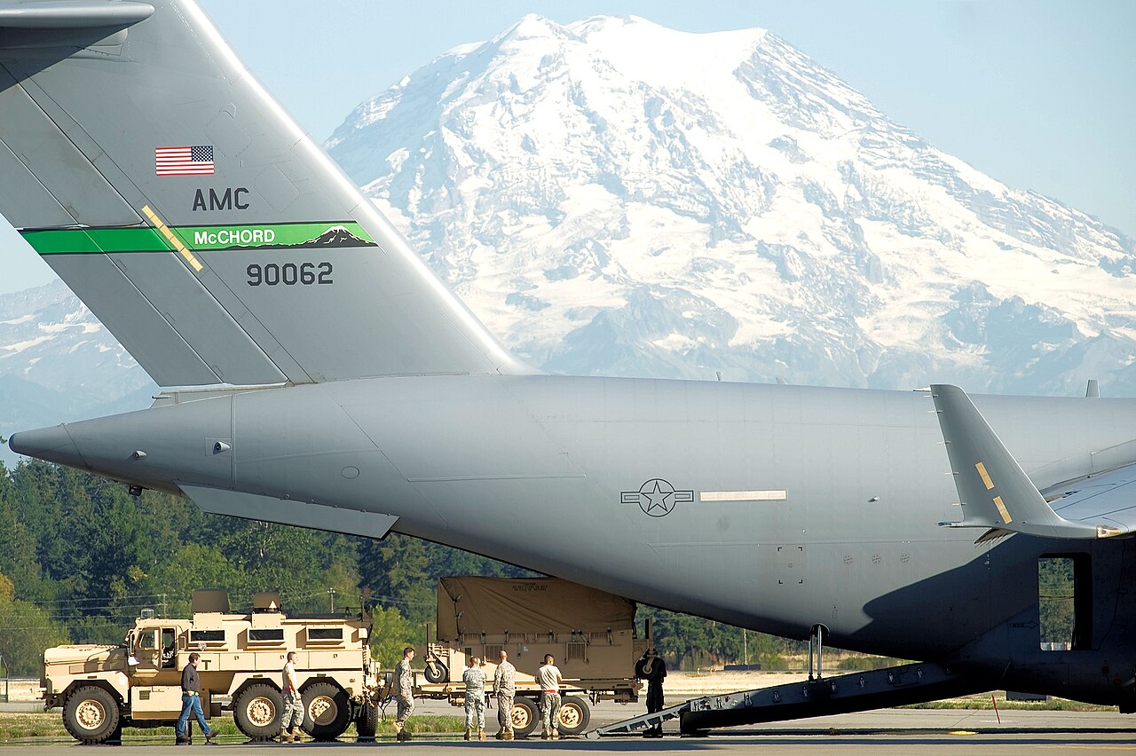 A C-17 at Joint Base Lewis-McChord, with Mount Rainier behind it (2011).