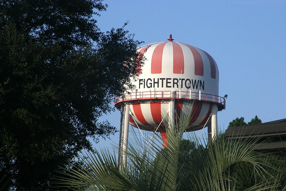 The air traffic control tower at MCAS Beaufort (2005).